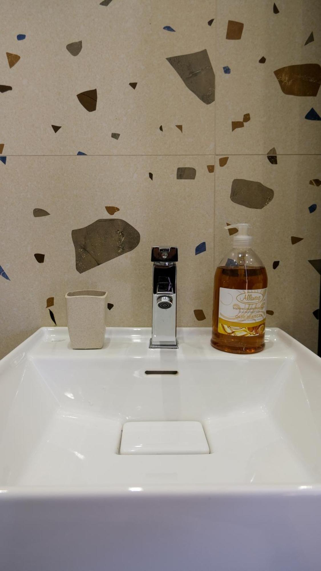Apartment 2e Center *